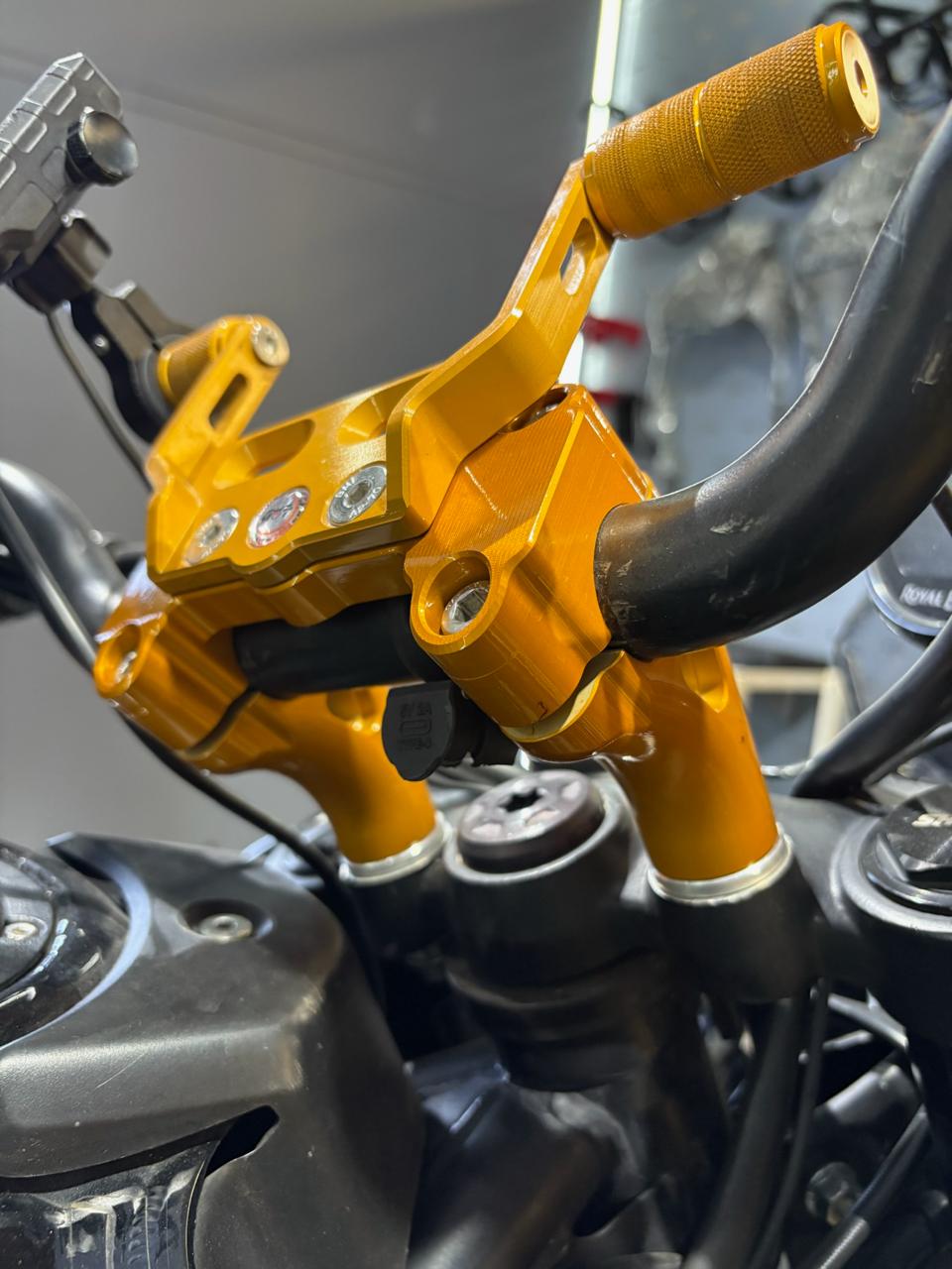 Handlebar Riser With Mobile Mount Combo Black for Himalayan 450